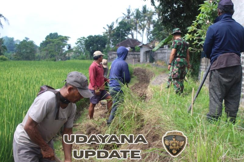Babinsa Turun Langsung ke Lapangan, Wujudkan Jalan Tani untuk Warga Desa Batuan