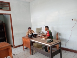 Komsos Humanis Babinsa Koramil Maurole Dorong Kesadaran Lingkungan Warga