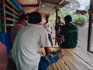 Babinsa Ende Utara Jalin Sinergi dengan Warga Lewat Komsos di Kelurahan Kota Ratu