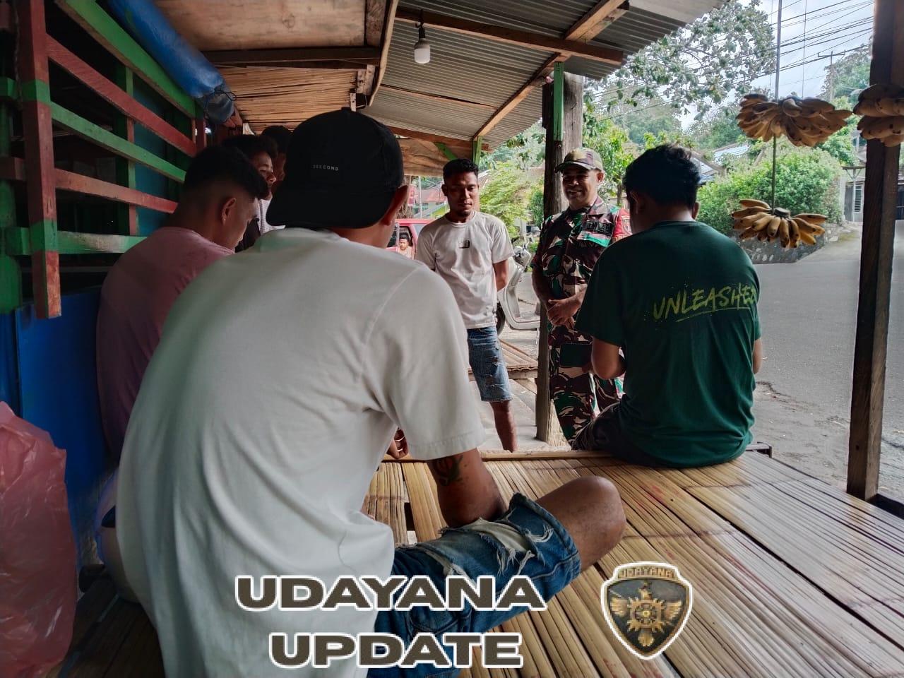 Babinsa Ende Utara Jalin Sinergi dengan Warga Lewat Komsos di Kelurahan Kota Ratu