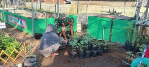 Bentuk Kepedulian, Babinsa Sekongkang Atas Gotong Royong Bersama Warga Jelang Lomba PKK