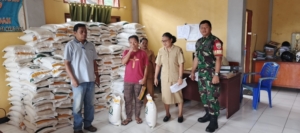 Babinsa Kodim 1602/Ende Jaga Keamanan saat Penyaluran Cadangan Beras Pemerintah 2025