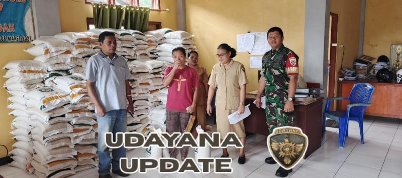 Babinsa Kodim 1602/Ende Jaga Keamanan saat Penyaluran Cadangan Beras Pemerintah 2025
