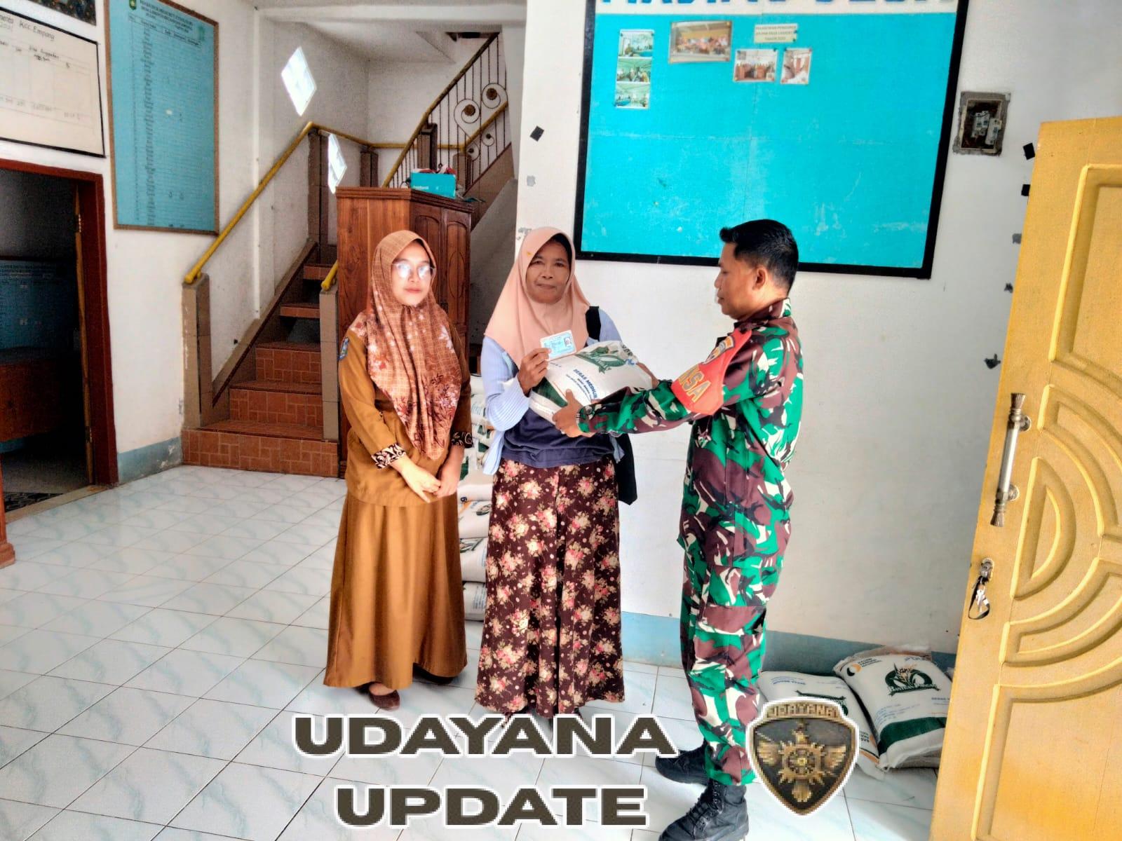 Babinsa Lamenta Kawal Penyaluran Bantuan Pangan Nasional untuk Warga Kurang Mampu