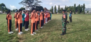 Semangat Merah Putih! TNI Lunyuk Latih Paskibra Kecamatan di Desa Lunyuk Ode