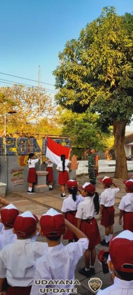 Babinsa Busungbiu Jadi Pembina Upacara Bendera di SD Negeri 4 Busungbiu