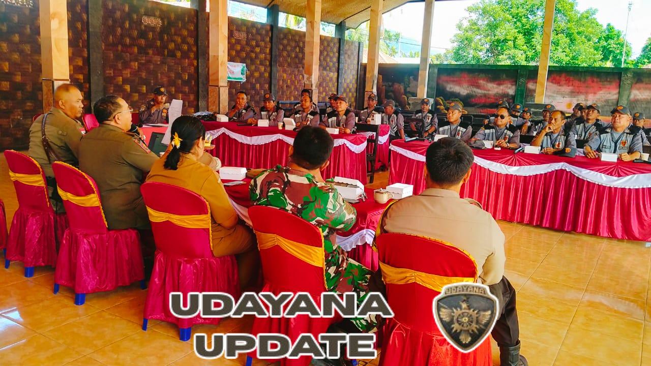 Linmas Desa Pangkungparuk Ikuti Pelatihan: Tingkatkan Profesionalisme dan Semangat Bela Negara