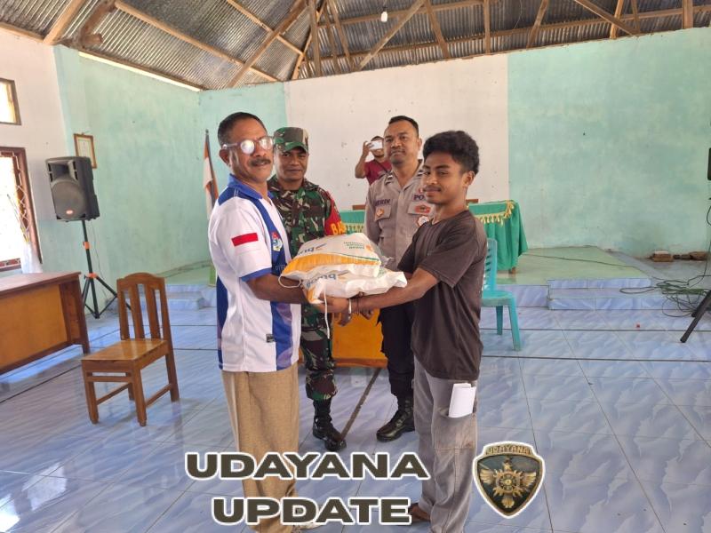 Babinsa Awasi Penyaluran Beras Bantuan di Lebatukan