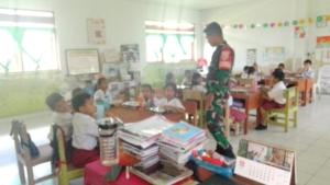 Monitor MBG, Babinsa Pratu Hebron  Minta Para Siswa Bersyukur