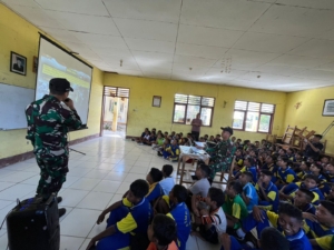 Satgas Yonif 741/GN Pos Salore Berikan Materi Dasar PBB di SMP Negeri Haliwen