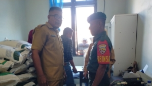 257 KK di Kelurahan Mata Air Terima Bantuan Hanpangan, Babinsa Koramil Reok Hadir Kawal Penyaluran