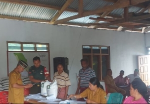 Babinsa Koramil 1612-07/Satarmese Dampingi Penyaluran Bantuan Pangan di Desa Cekaluju