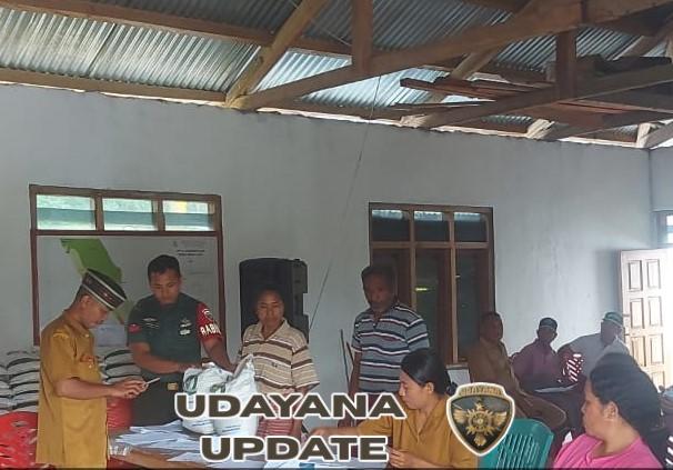 Babinsa Koramil 1612-07/Satarmese Dampingi Penyaluran Bantuan Pangan di Desa Cekaluju