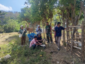 Babinsa Mbawi Kawal Vaksinasi PMK di Dusun Owo