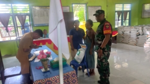 Dukung Ketahanan Pangan, Babinsa Koramil 1618-01/Miotim dan Aparat Desa Salurkan Bantuan Beras di Naob