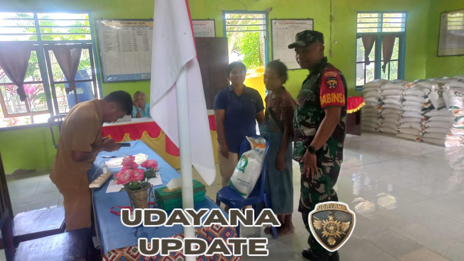 Dukung Ketahanan Pangan, Babinsa Koramil 1618-01/Miotim dan Aparat Desa Salurkan Bantuan Beras di Naob