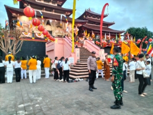 Sinergitas TNI Dan Polri, Babinsa Semarapura Kauh Amankan Upacara Keagamaan