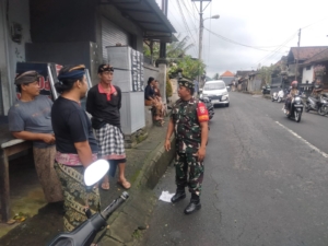 Babinsa Semarapura Kaja Gelar Komsos Bersama Pecalang