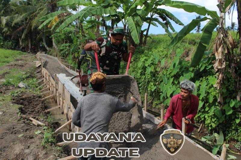 Babinsa Desa Batuan Hadir di Garis Depan Pembangunan Jalan TMMD