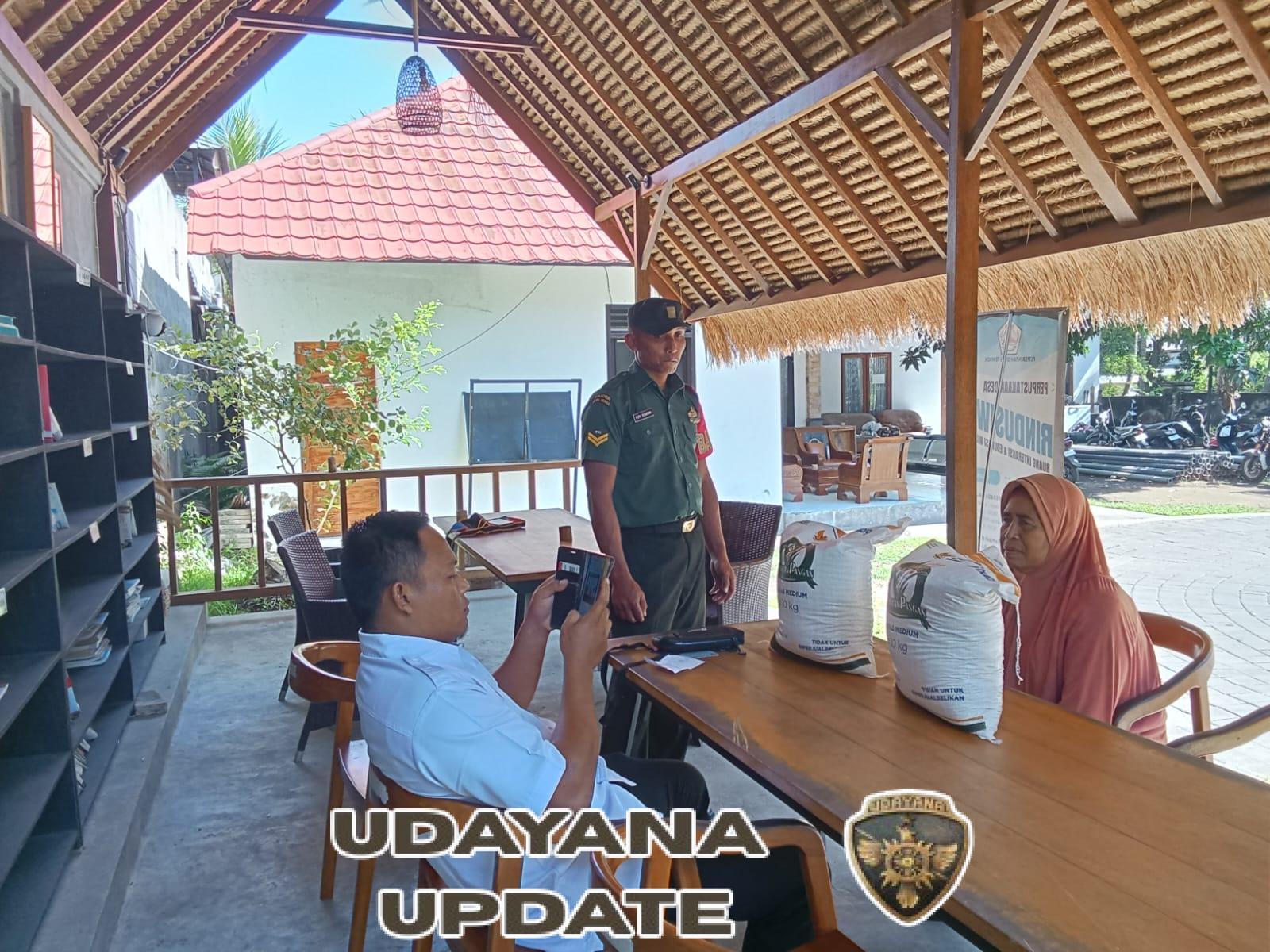 Dukungan Babinsa dalam Pembagian Beras Hanpang dari Pemerintah Pusat untuk Masyarakat