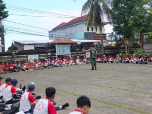 Lomba gerak jalan HUT kemerdekaan RI ke-80, Babinsa 1623-01/Karangasem latihkan PBB siswa-siswi SMPN 5 Amlapura