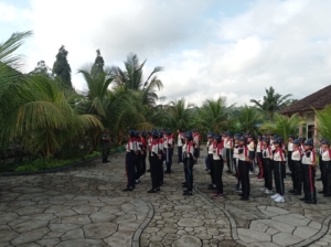 Babinsa Jungutan latihkan PBB siswa-siswi SMPN 1 Bebandem persiapan lomba gerak jalan.
