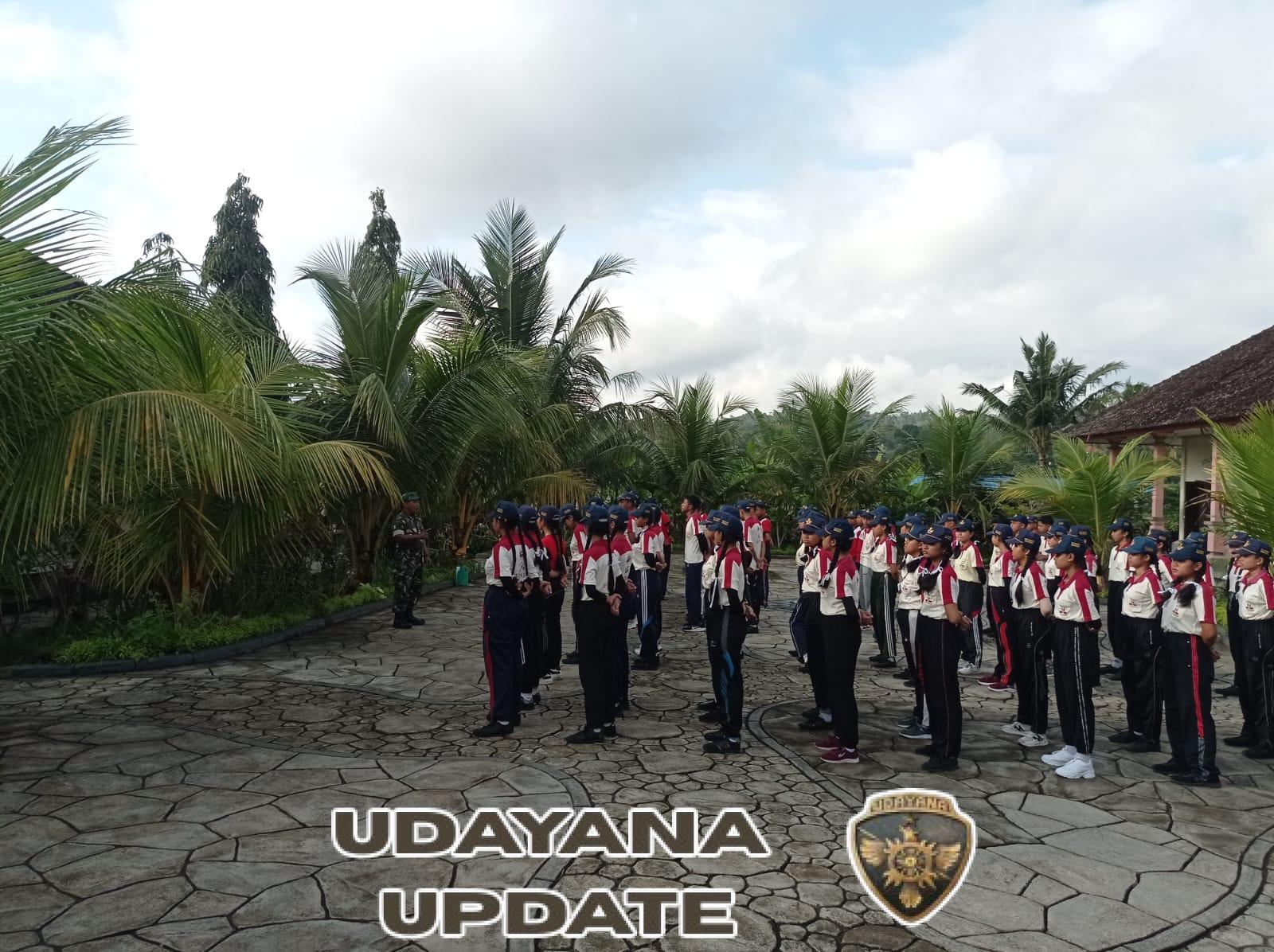 Babinsa Jungutan latihkan PBB siswa-siswi SMPN 1 Bebandem persiapan lomba gerak jalan.