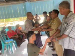 Penyaluran BLT Kemiskinan Ekstrim di Desa Tou, Babinsa Koramil Maurole Turut Awasi