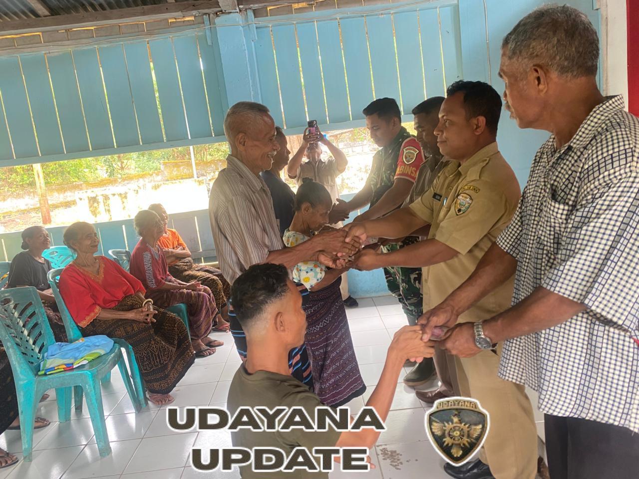 Penyaluran BLT Kemiskinan Ekstrim di Desa Tou, Babinsa Koramil Maurole Turut Awasi