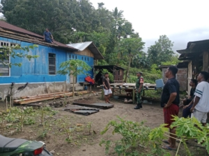 Babinsa Kodim 1602/Ende Aktif Turun Langsung Dukung Renovasi Rumah Warga Binaan