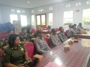 Satlinmas Dapdap Putih Terima Pembekalan Penting dari Bati Tuud Koramil Busungbiu untuk Keamanan Desa