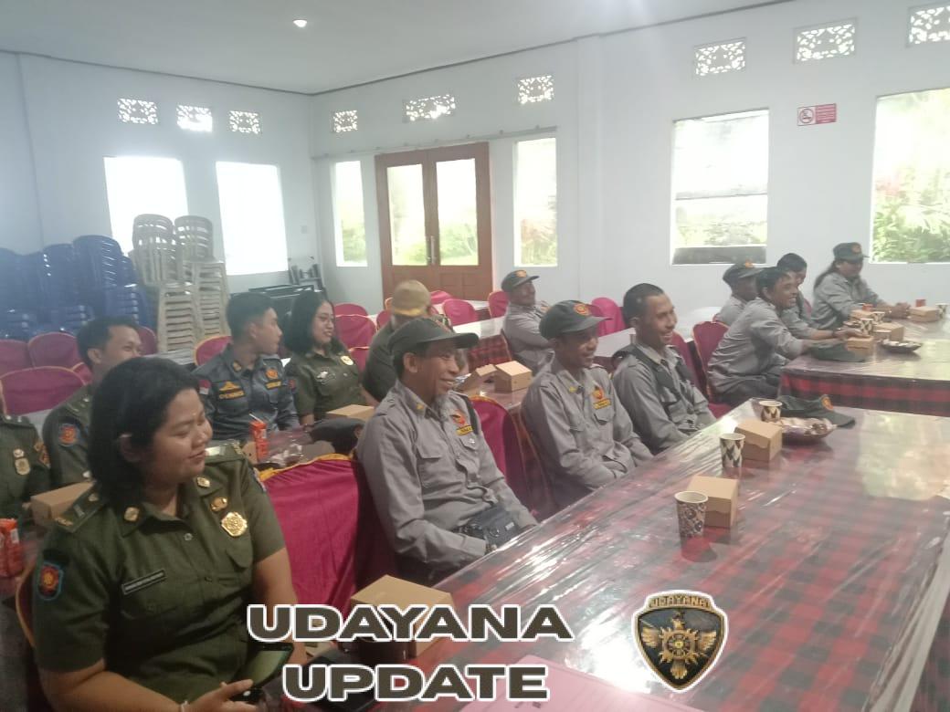 Satlinmas Dapdap Putih Terima Pembekalan Penting dari Bati Tuud Koramil Busungbiu untuk Keamanan Desa