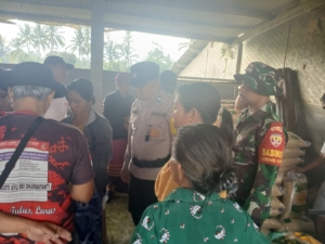 Memberi Rasa Aman dan Semangat Bagi Para Petani, Babinsa Turun Langsung Penyaluran Benih Dan Pupuk