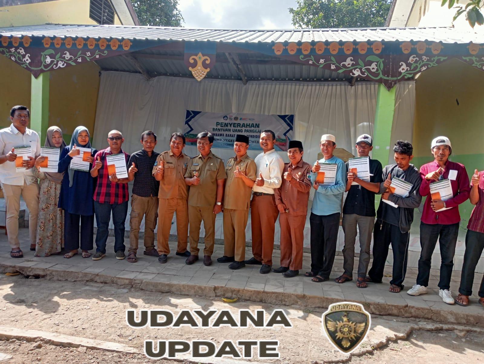 Dorong Akses Pendidikan, Bupati Sumbawa Barat Berikan Bantuan Uang Pangkal di SMPN 1 Jereweh