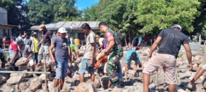 Babinsa Koramil 1625-05/Aesesa Bersama Warga Bangun Fondasi Rumah di Nagekeo