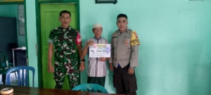 Babinsa Koramil 1607-08 Amankan Penyaluran Bantuan Sosial di Batu Tering
