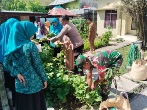 Babinsa Koptu Sufyan Dampingi Penilaian Kebun PKK “Aku Hatinya PKK” di Sekongkang Atas