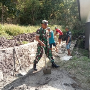 Bersama Warga, Babinsa Sertu M.Jaini Gotong Royong Bangun Tanggul Penahan Banjir