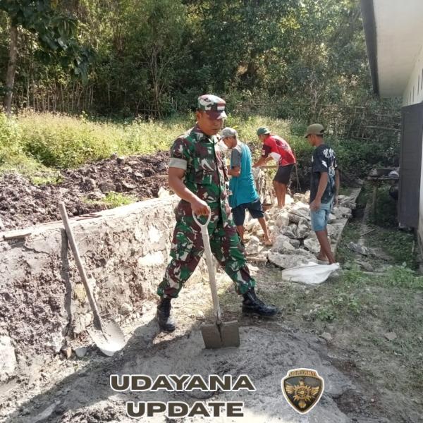 Bersama Warga, Babinsa Sertu M.Jaini Gotong Royong Bangun Tanggul Penahan Banjir