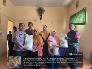 Babinsa Desa Tatede Dampingi Penyaluran Bantuan Beras kepada 119 KK