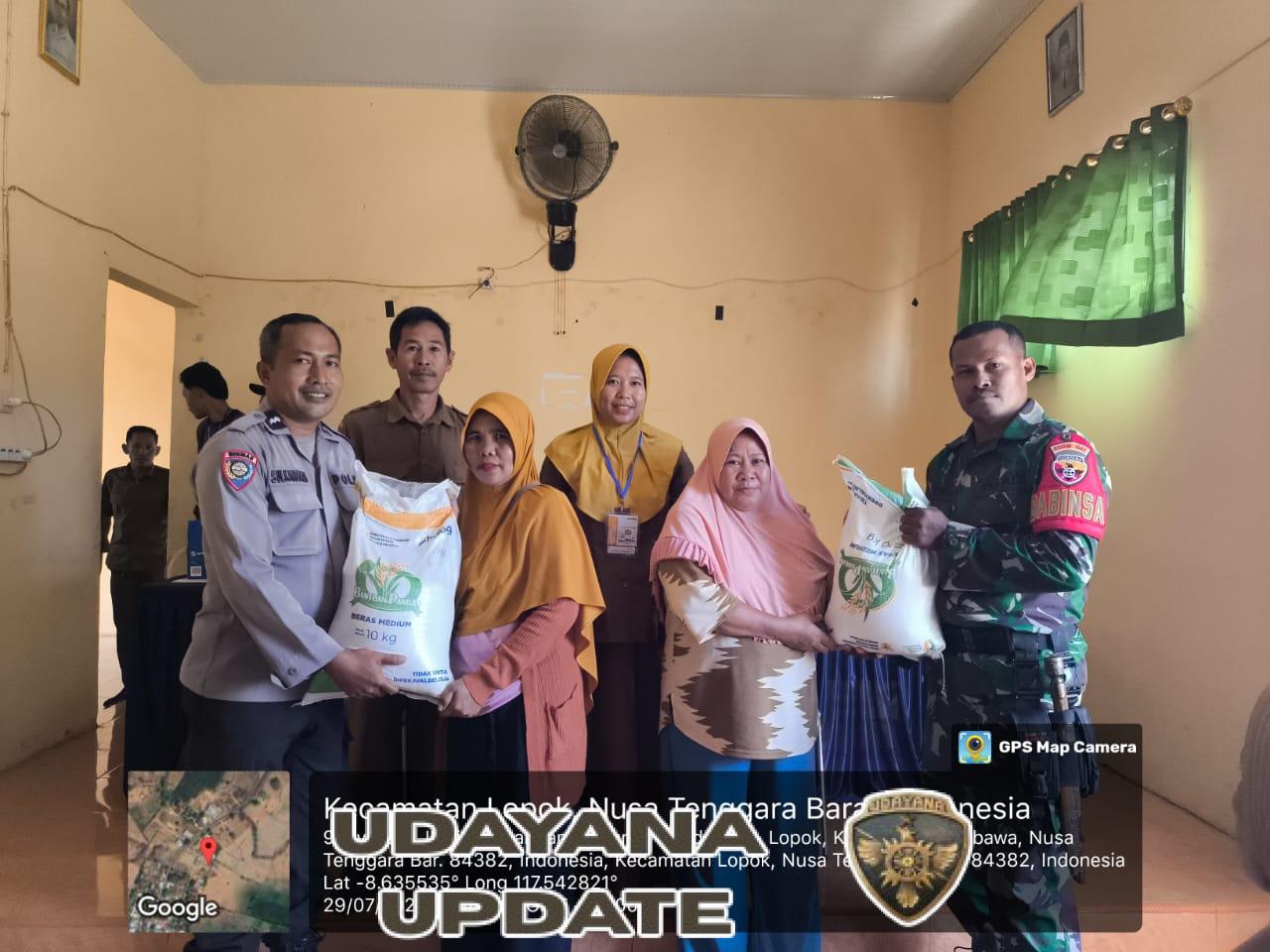 Babinsa Desa Tatede Dampingi Penyaluran Bantuan Beras kepada 119 KK