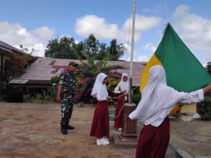 Babinsa Latih Siswa SD di Lembar Jelang Lomba PBB