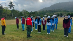 Babinsa Tongo Latih Calon Paskibra SMAN 1 Sekongkang di Sekongkang Atas