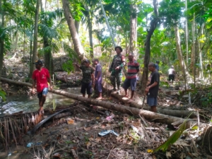 Komsos dan Monitoring Wilayah Binaaan Babinsa Gotong Royong Bersama Kelompok Petani