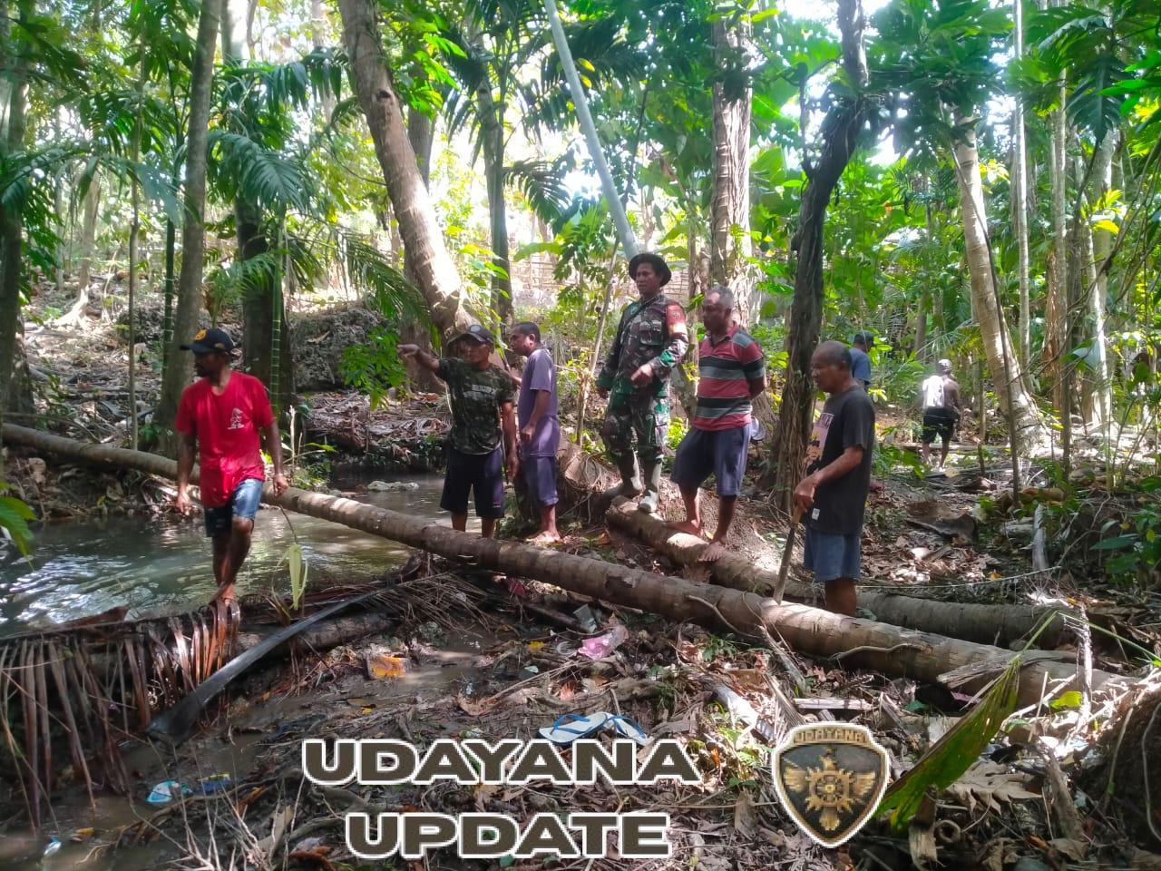 Komsos dan Monitoring Wilayah Binaaan Babinsa Gotong Royong Bersama Kelompok Petani