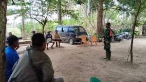 Antisipasi Ternak Masuk Sawah Babinsa Bersama Warga Pengecekan Pagar