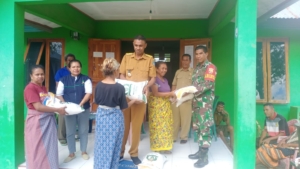 Babinsa Dukung Penyaluran Bantuan Sosial Beras Berlangsung Tertib di Desa Nimasi