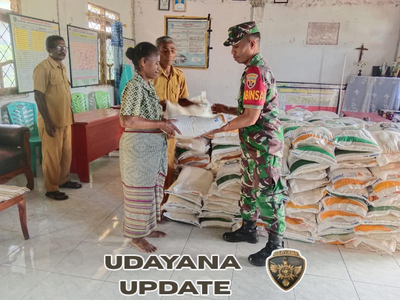 Babinsa Koramil 1618-01/Miotim Kawal Penyaluran Beras Bansos di Desa Oenenu Utara