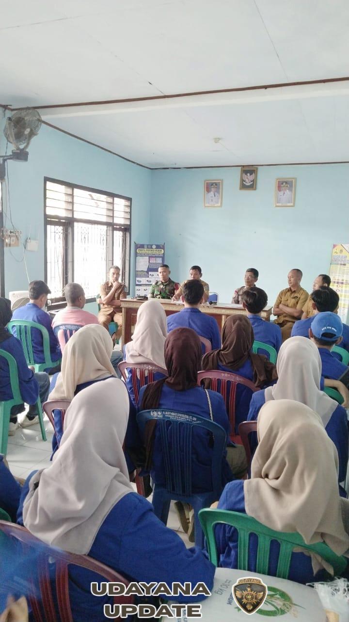 Babinsa Koramil 1614-01/Dompu Hadiri Penyambutan Mahasiswa KKN STIE Bima di Karijawa