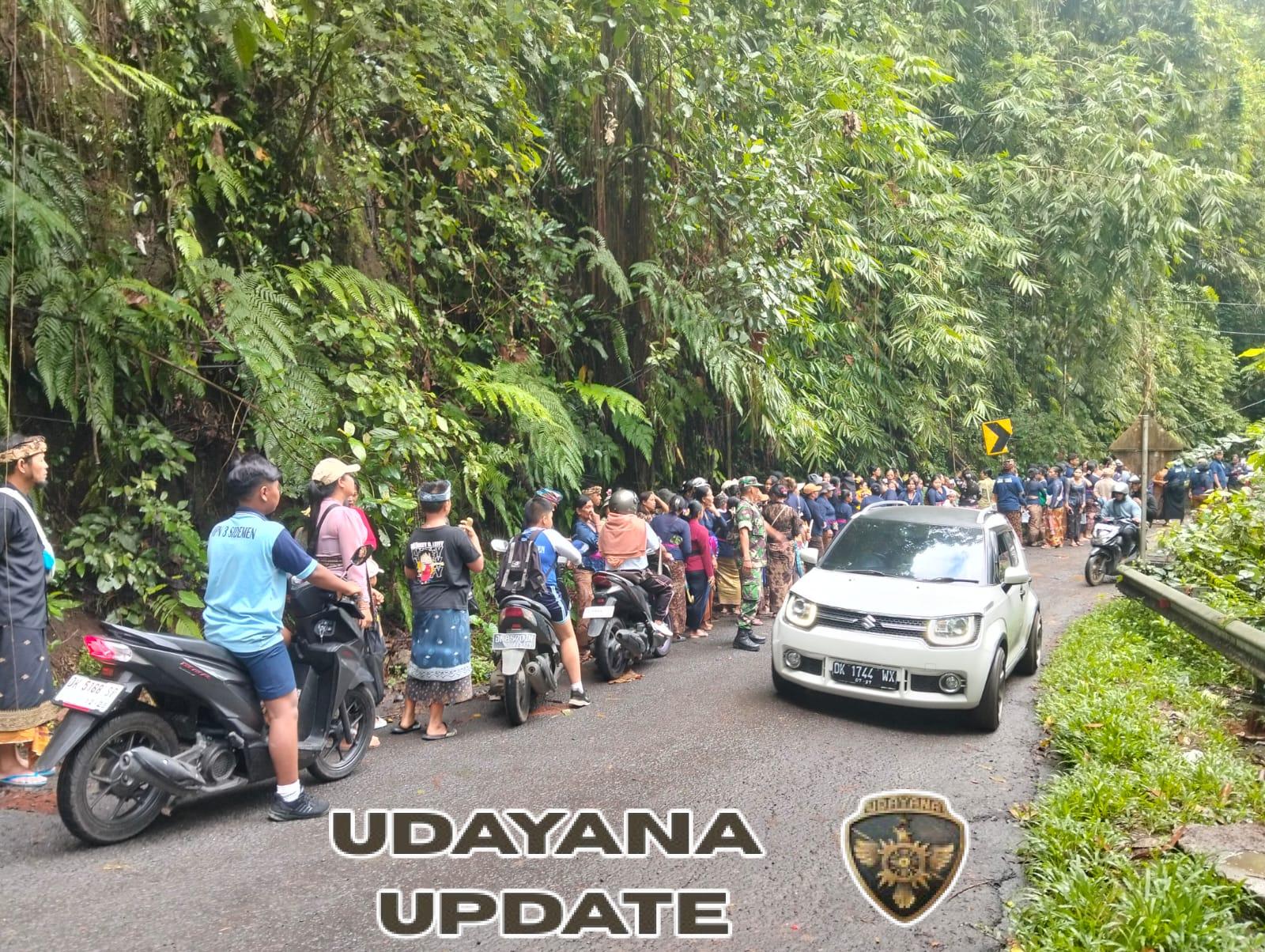 Babinsa Desa Wisma Kerta hadir di tengah-tengah warga bantu amankan upacara Ngaben.